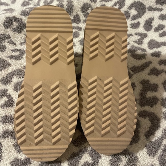 Beach by Matisse natural breckenridge UGG boots!! BRAND NEW!! - Picture 2 of 6